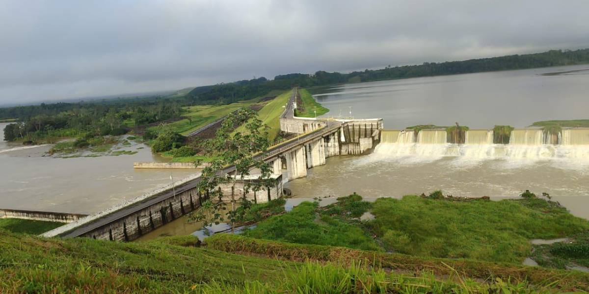 Celec retoma descargas controladas en el embalse Daule-Peripa para mitigar crecidas en el río Daule