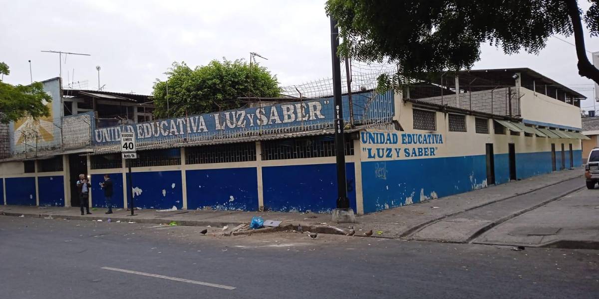 Sujetos lanzaron un explosivo en un colegio del Guasmo Sur, en Guayaquil