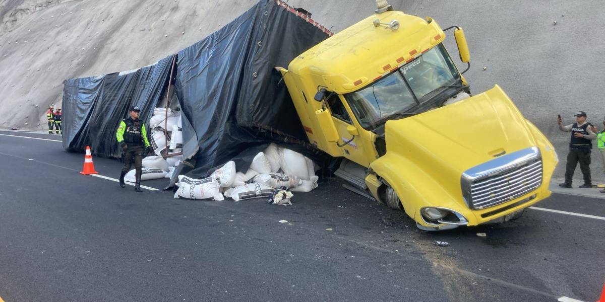 Un tráiler y un vehículo liviano se chocaron en la vía Quito-Guayllabamba