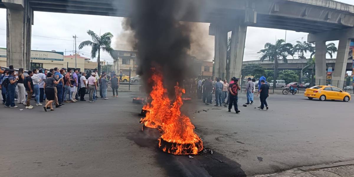 Estudiantes de la Universidad Agraria cierran avenida, con llantas quemadas, para pedir la intervención del CES