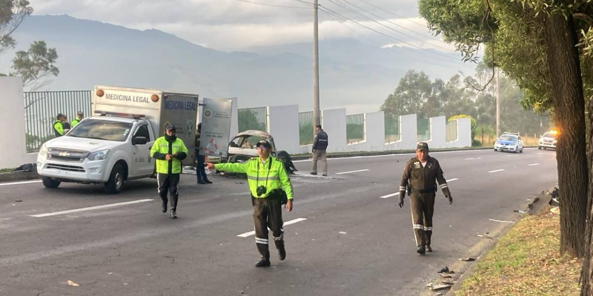 Un auto se incendió con dos personas en su interior en la avenida Simón Bolívar