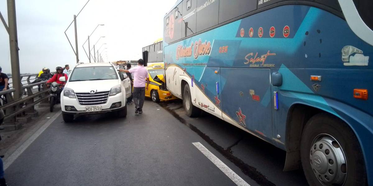Un múltiple accidente de tránsito se produjo en el Puente de la Unidad Nacional