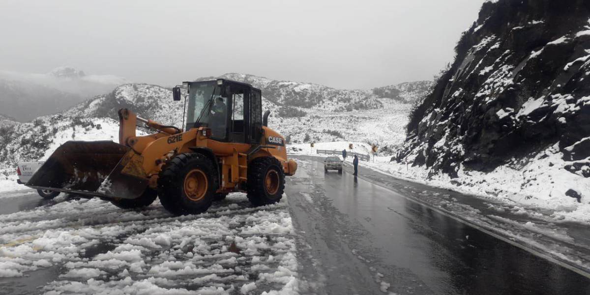 Vía Pifo-Papallacta se encuentra totalmente habilitada tras intensa nevada