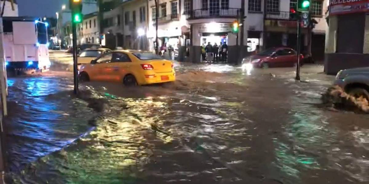 Las calles de Loja están inundadas por el desbordamiento de dos ríos