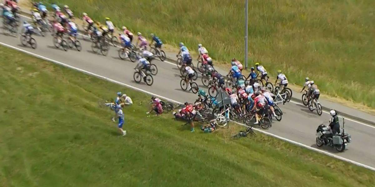 Richard Carapaz sufre caída en la salida de la etapa 15 del Giro de Italia