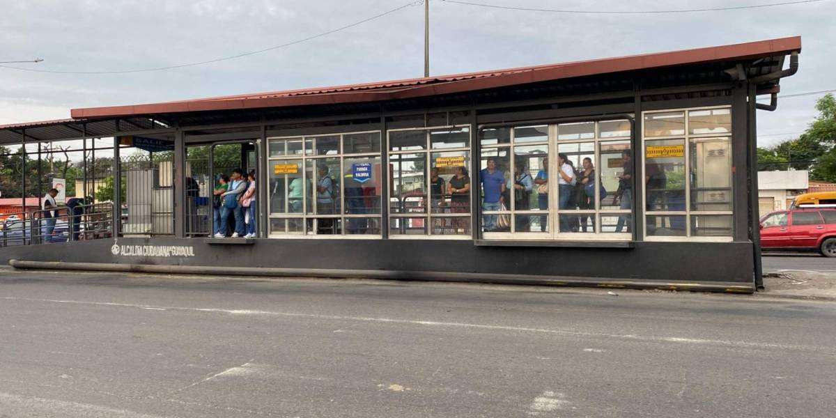 Los buses de la Metrovía no están circulando en la ruta que conecta el norte con el sur de Guayaquil