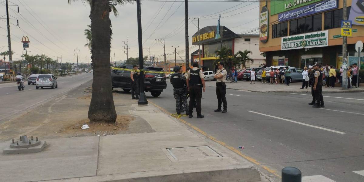 Guayaquil: Una mujer fue asesinada a balazos dentro de un carro en la avenida Francisco de Orellana