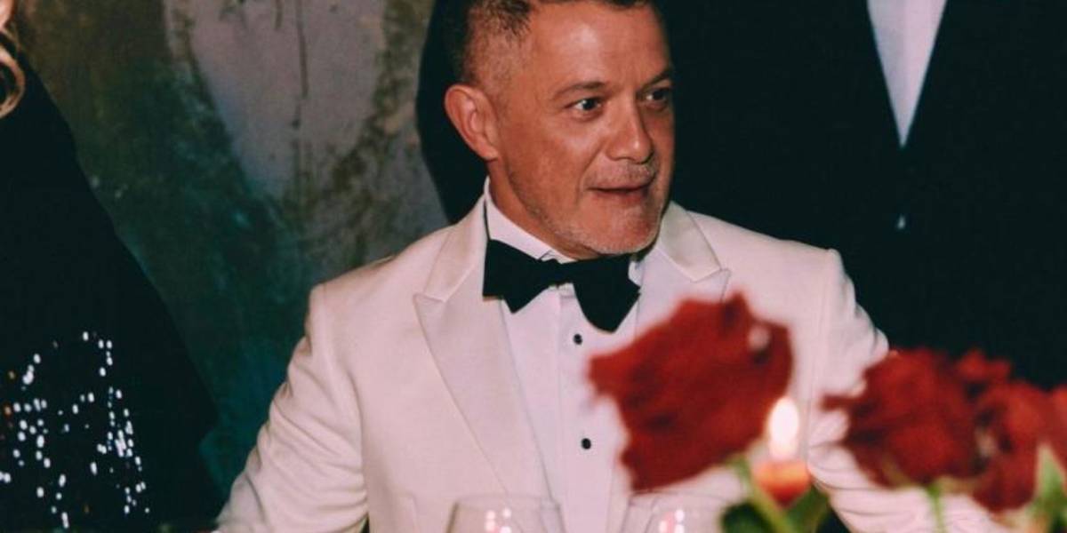 Alejandro Sanz es reconocido como Personaje del Año por Vanity Fair, rodeado de icónicas rosas ecuatorianas
