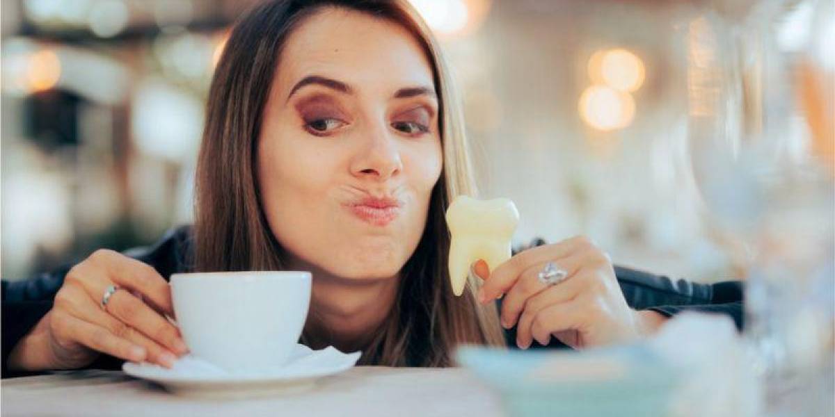 ¿Es mejor lavarse los dientes antes o después de tomar café?