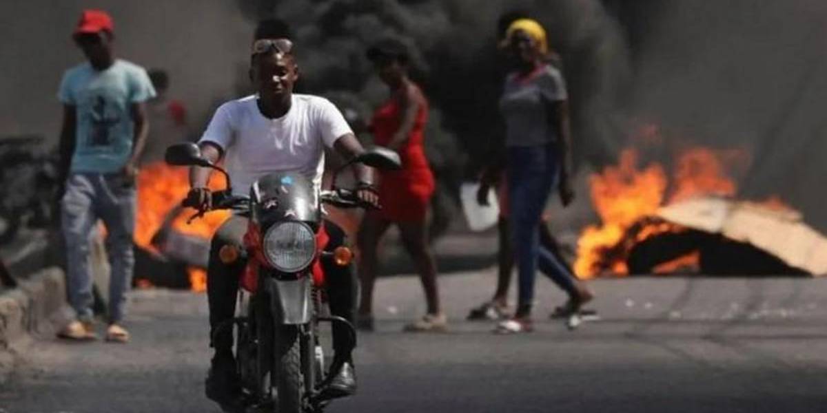 Decretan estado de emergencia en Haití, luego de que bandas armadas asaltaron una cárcel y liberaron a centenares de presos