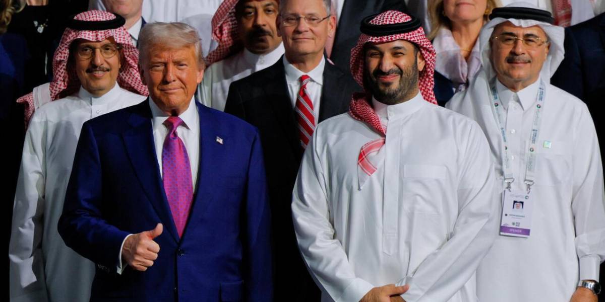 Decenas de mujeres reciben a Trump con una danza tradicional en Emiratos Árabes