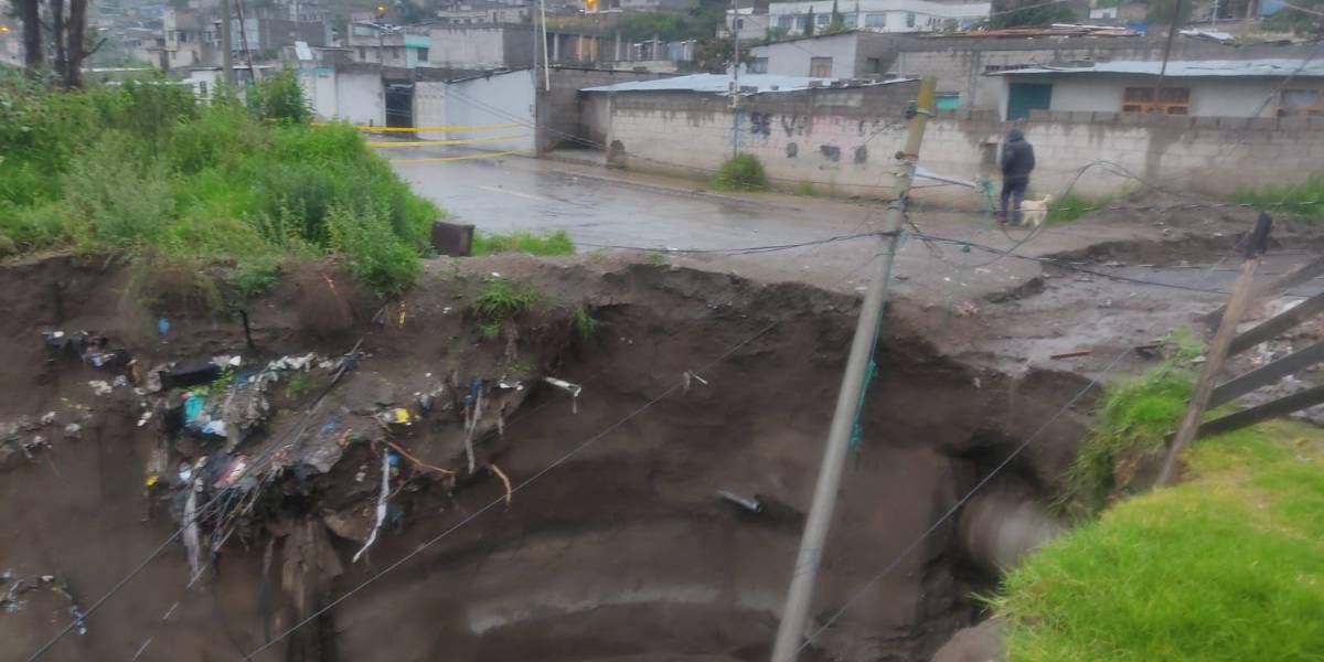 Quito | Un deslizamiento de tierra afecta una vía y deja sin luz a barrios de Calderón