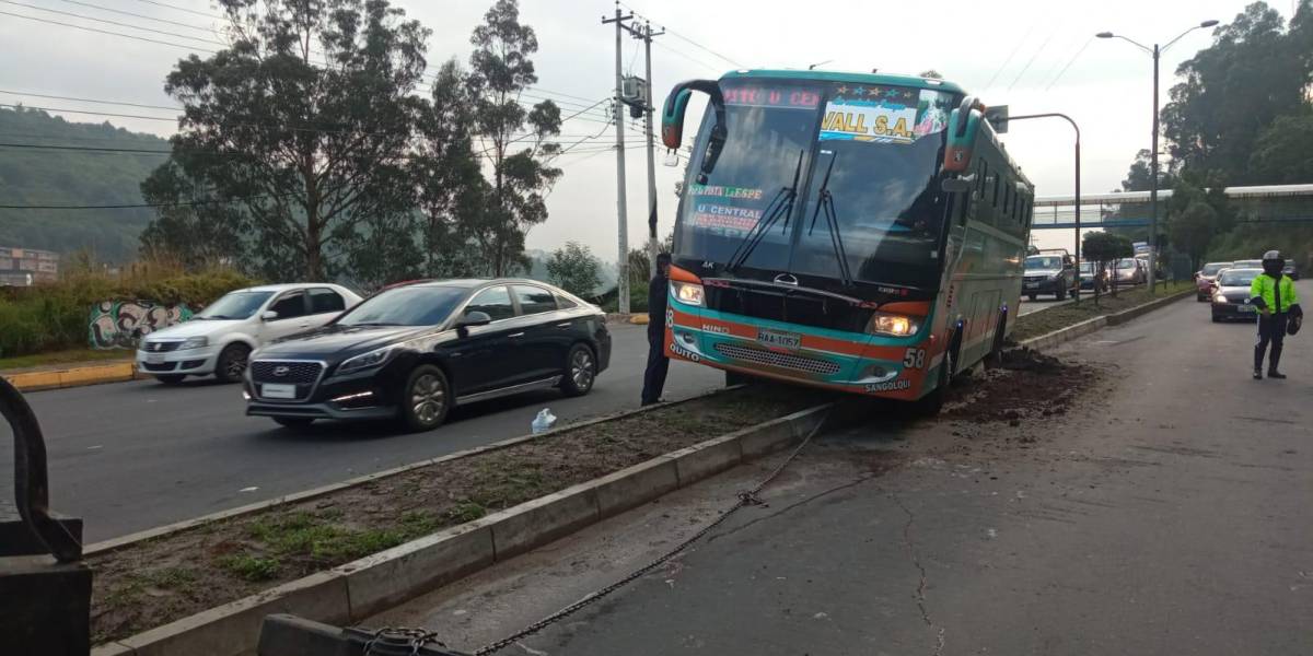 Quito: el tráfico en El Trébol se complica por un accidente de tránsito, este 2 de junio