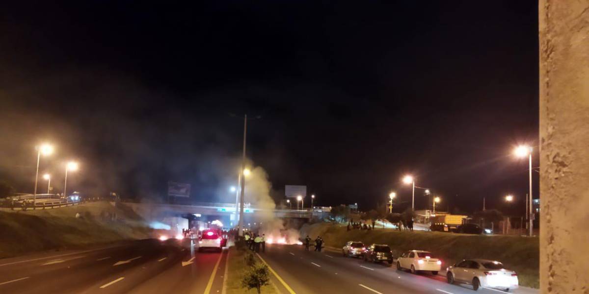 Paro nacional: bloqueo en la Ruta Viva complica el acceso al aeropuerto de Quito