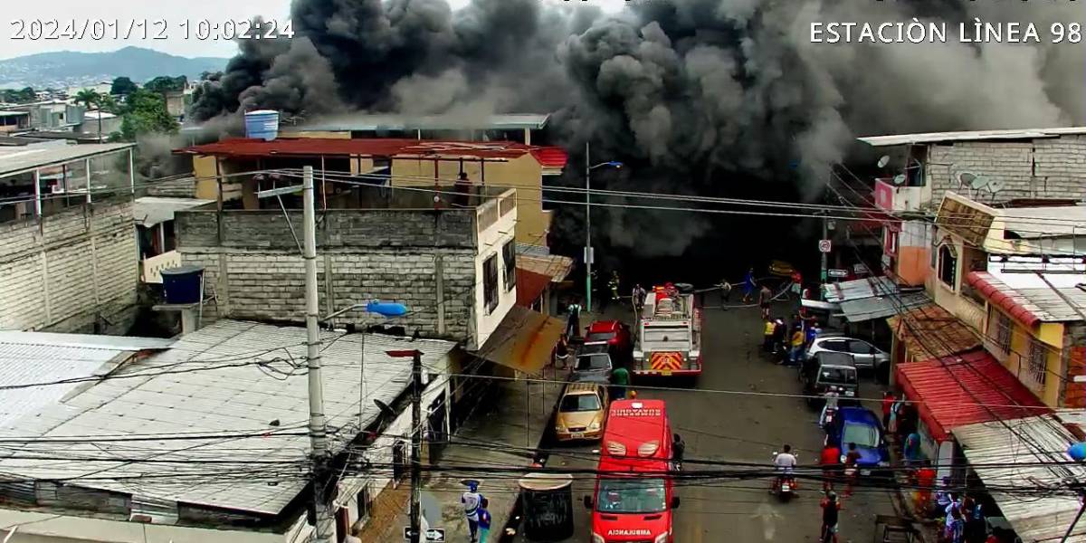 Un gran incendio se registra en una ferretería ubicada en el Suburbio de Guayaquil