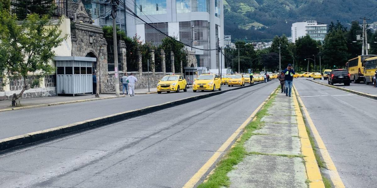 Taxistas y transporte escolar se suman al paro nacional con una caravana en Quito