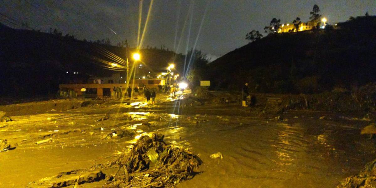 Viviendas inundadas y calles cerradas debido a las fuertes lluvias en Quito