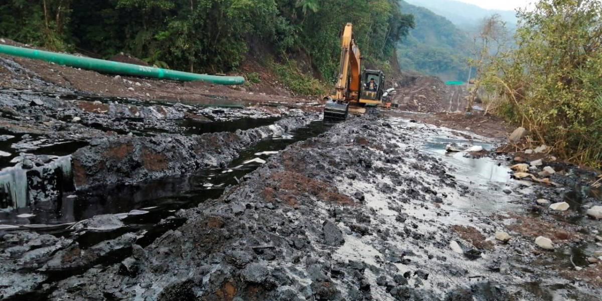 Advierten contaminación petrolera en río Coca tras rotura de oleoducto