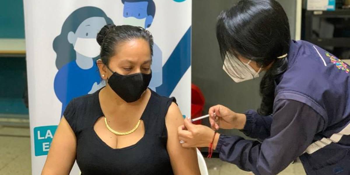 Médicos y empresarios no se opondrían al carnet obligatorio de tres dosis