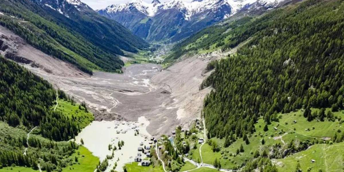 Las impresionantes imágenes que muestran cómo quedó el pueblo suizo sepultado por el derrumbe de un glaciar