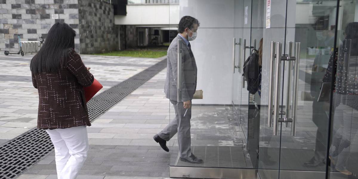 Los funcionarios públicos empezaron a recibir las notificaciones de sus despidos