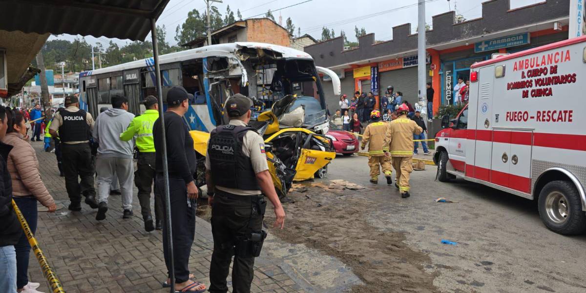Cuenca: Tres fallecidos tras choque de 11 vehículos, provocado por bus urbano de Guayaquil
