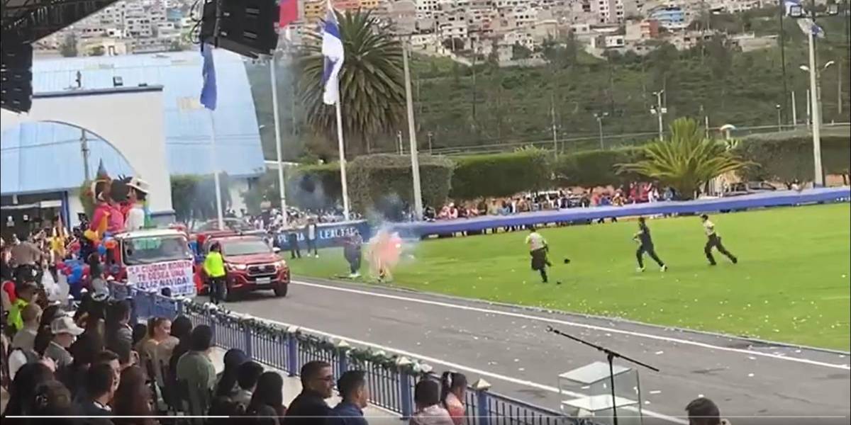 En Quito, un policía termina envuelto en llamas durante un acto por Navidad