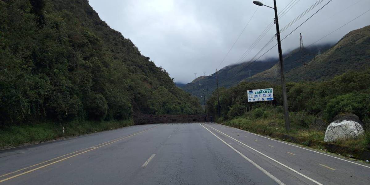La vía Papallacta-Baeza estará cerrada todo este 22 de julio por un deslizamiento de tierra