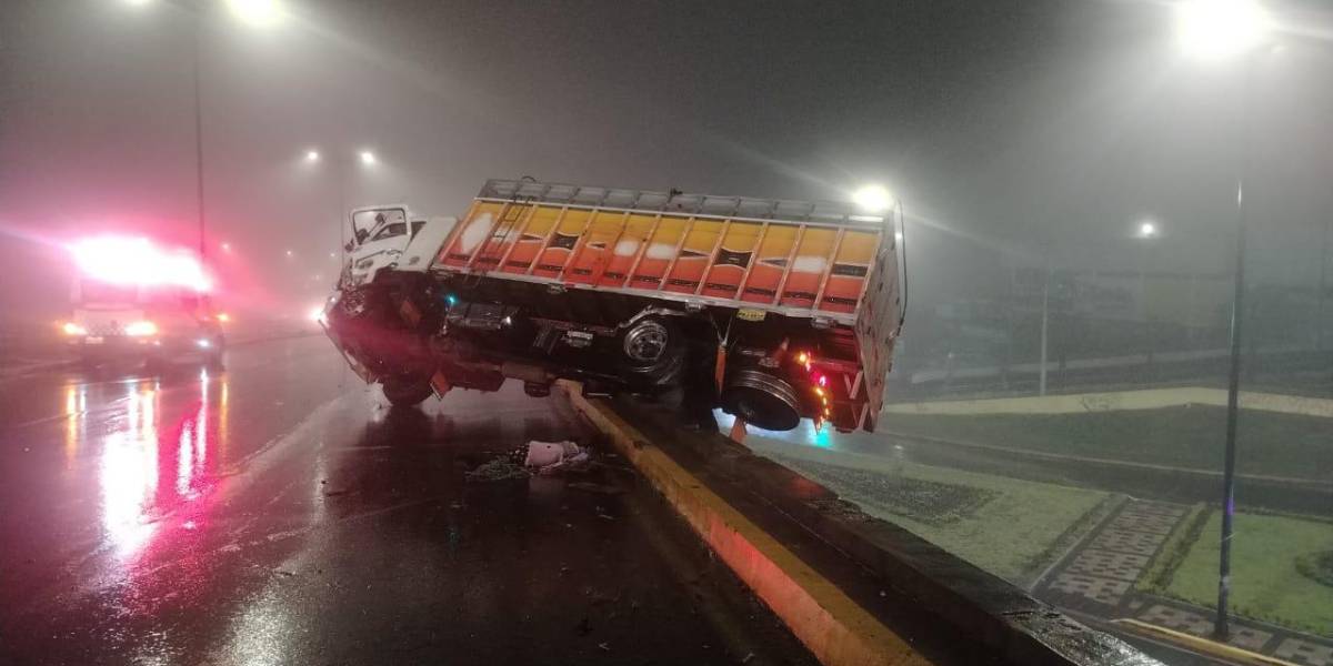 Cuatro heridos tras el volcamiento de un camión en la vía Panamericana Norte, en Quito