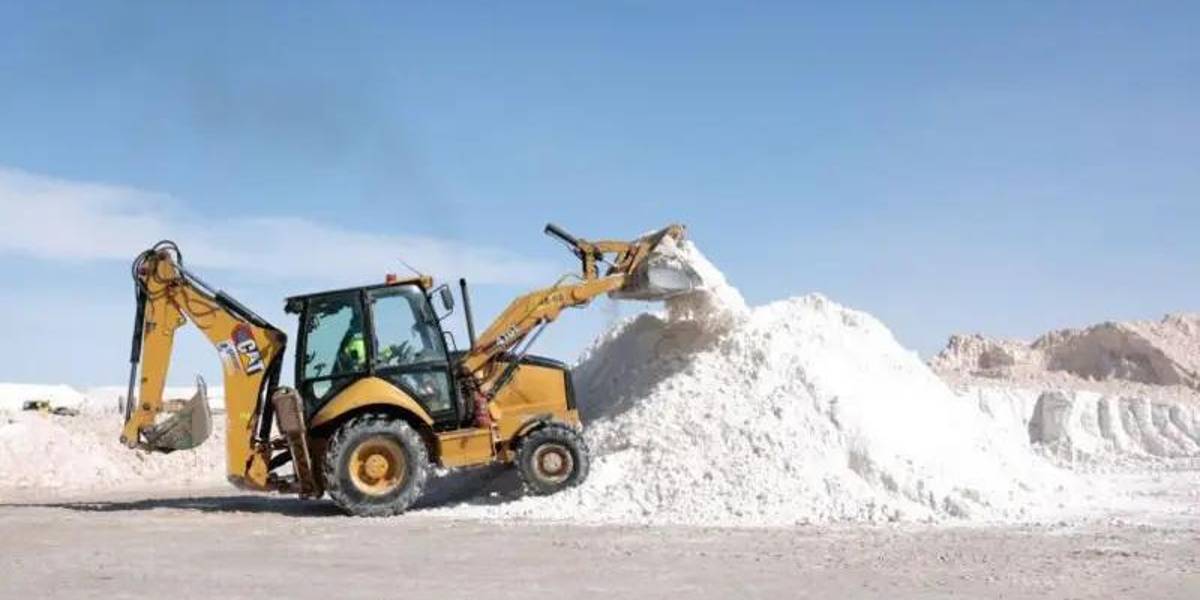 Por qué Bolivia no logra aprovechar su riqueza en litio para superar la crisis económica que sufre