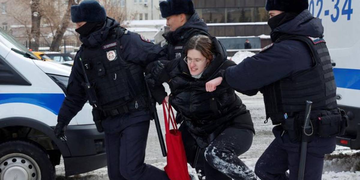 Arrestan a centenares de personas en Rusia por rendir homenaje al fallecido opositor Navalny