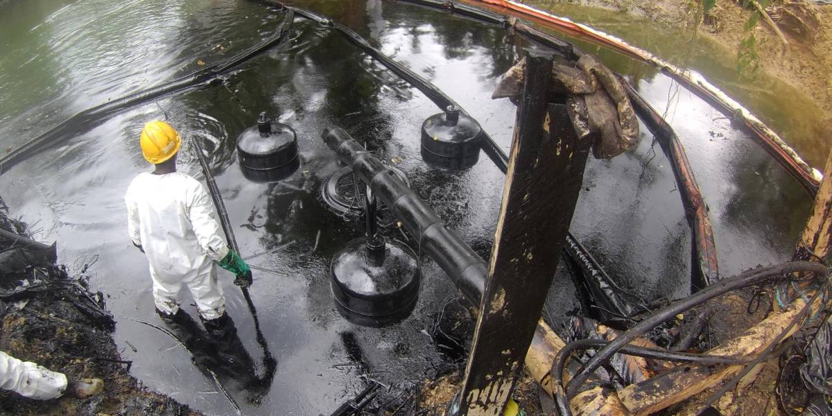 Imagen referencial de las labores de limpieza en los ríos contaminados por el derrame de crudo.