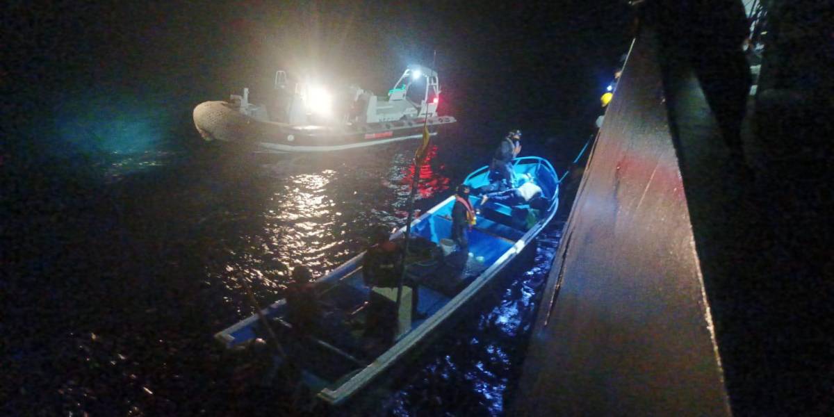 Fuerzas Armadas decomisan más de una tonelada de droga en altamar, cerca de Galápagos