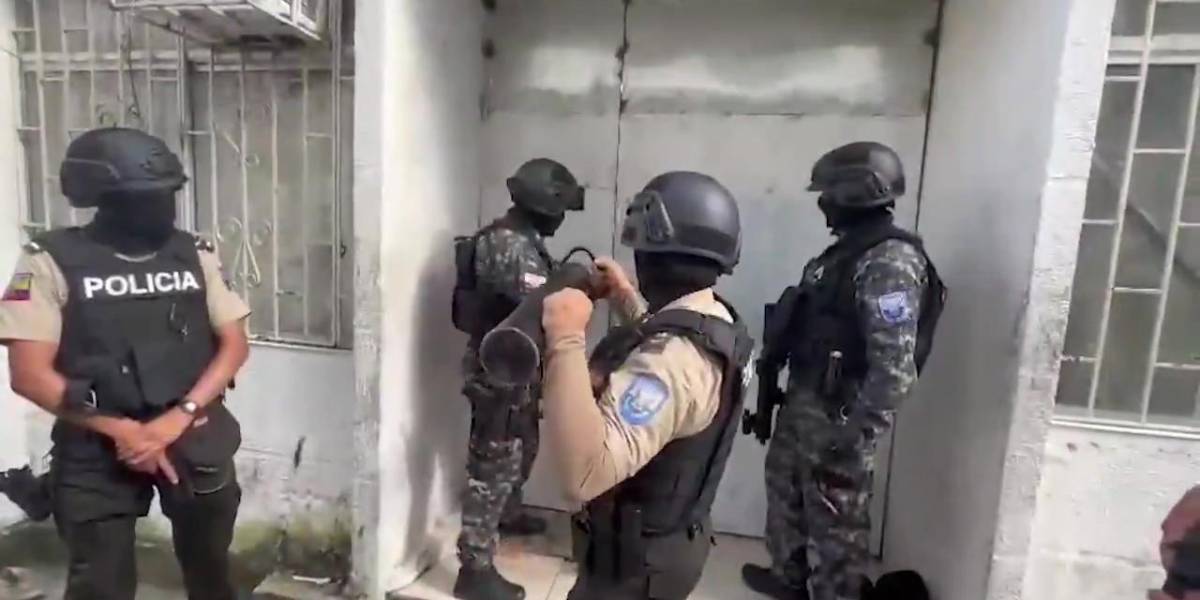 El Gobierno realiza operativos de desalojo a ocupantes ilegales de Socio Vivienda 2, Guayaquil