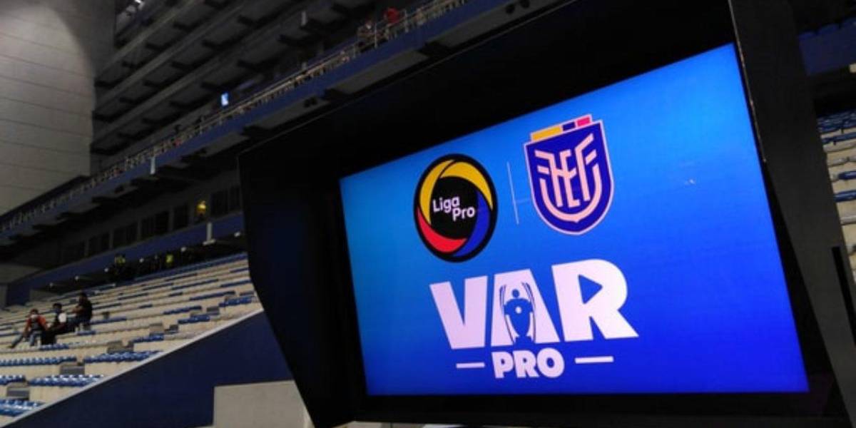 El juez central tuvo que apoyarse en un intercomunicador 'Walkie Talkie' para conversar con la sala del VAR, ante problemas iniciales.