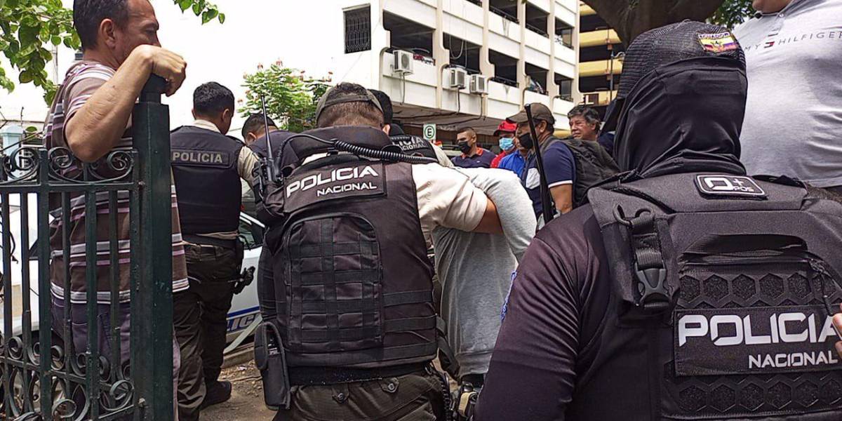 Cae banda de asaltantes en el centro de Guayaquil, entre ellos dos policías en servicio activo y uno dado de baja