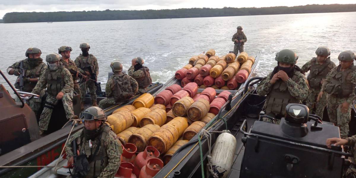 Encuentran 190 cilindros de gas de uso doméstico en una embarcación, en Esmeraldas