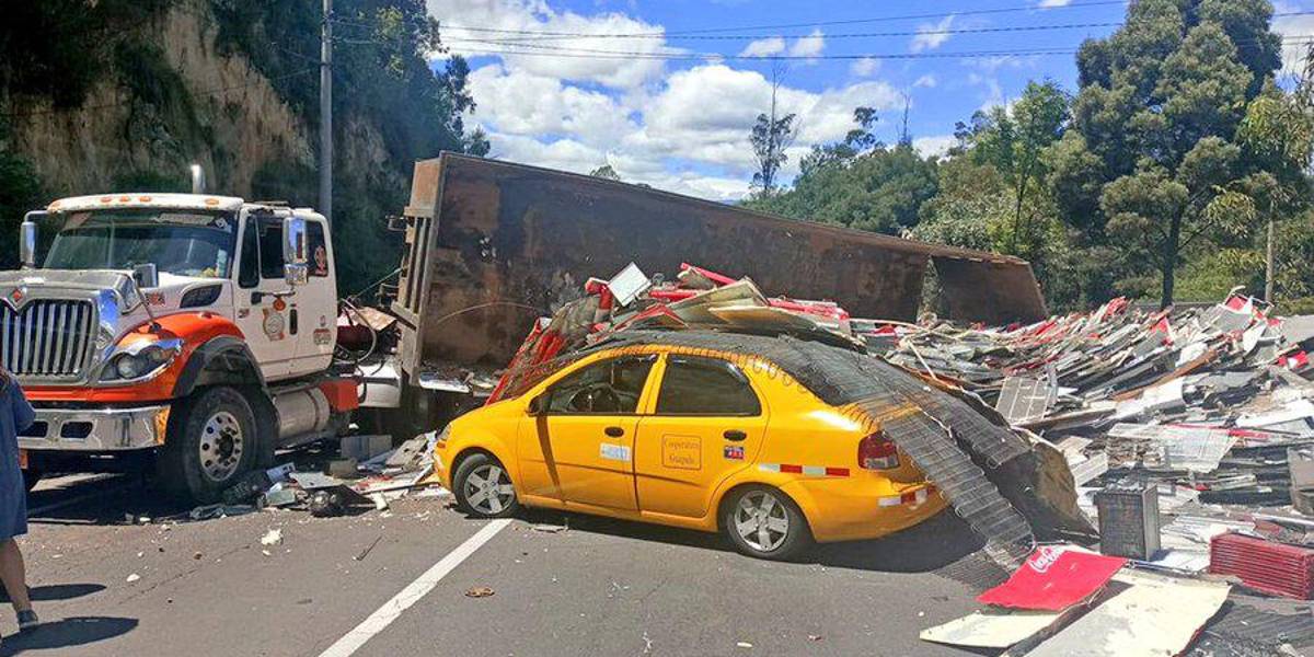 Quito: la avenida Simón Bolívar, cerrada tras siniestro de un tráiler y un taxi