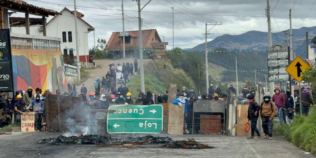 Comuneros de Loja permiten el paso vehicular por la carretera E-35 solo seis horas al día