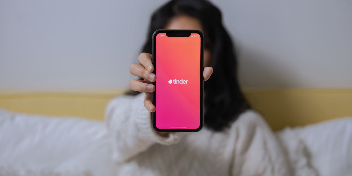 Una década de Tinder, la app que convirtió en un juego el buscar pareja