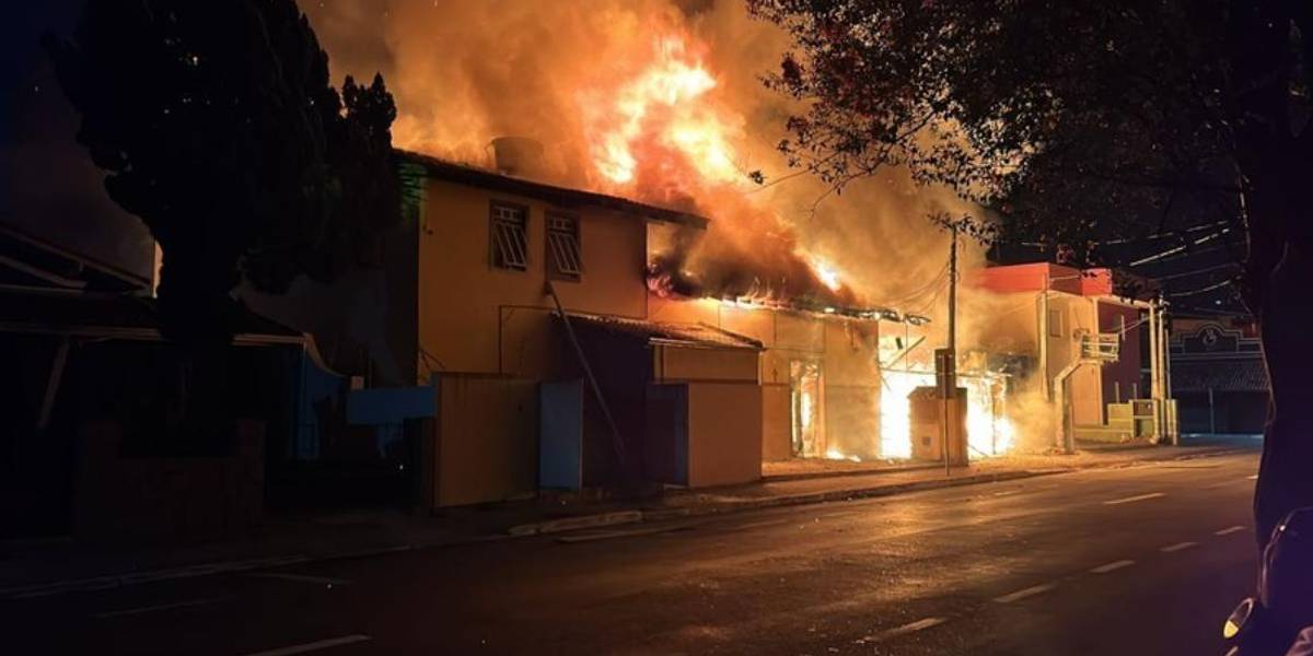Cuatro muertos en incendio provocado en albergue en Brasil