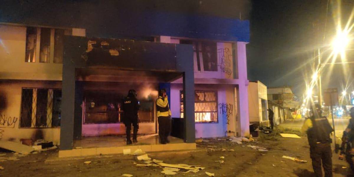 Quito: dos unidades de Policía Comunitaria fueron incendiadas en Calderón