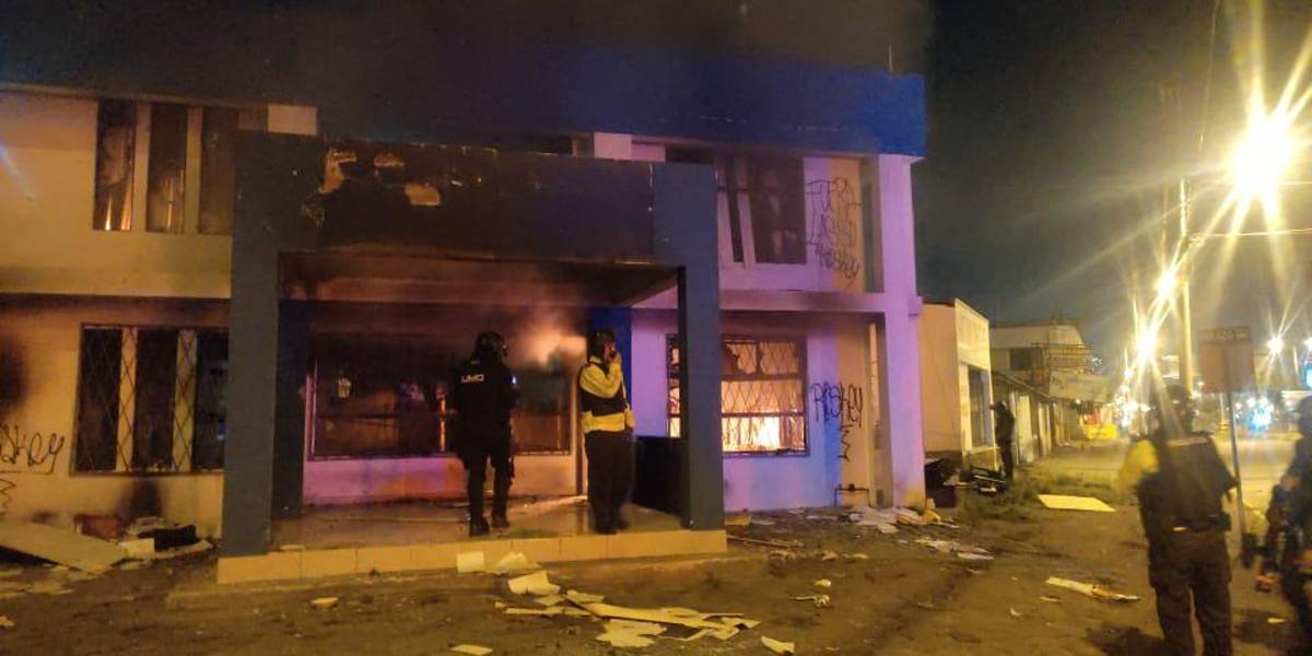 Quito: dos unidades de Policía Comunitaria fueron incendiadas en Calderón