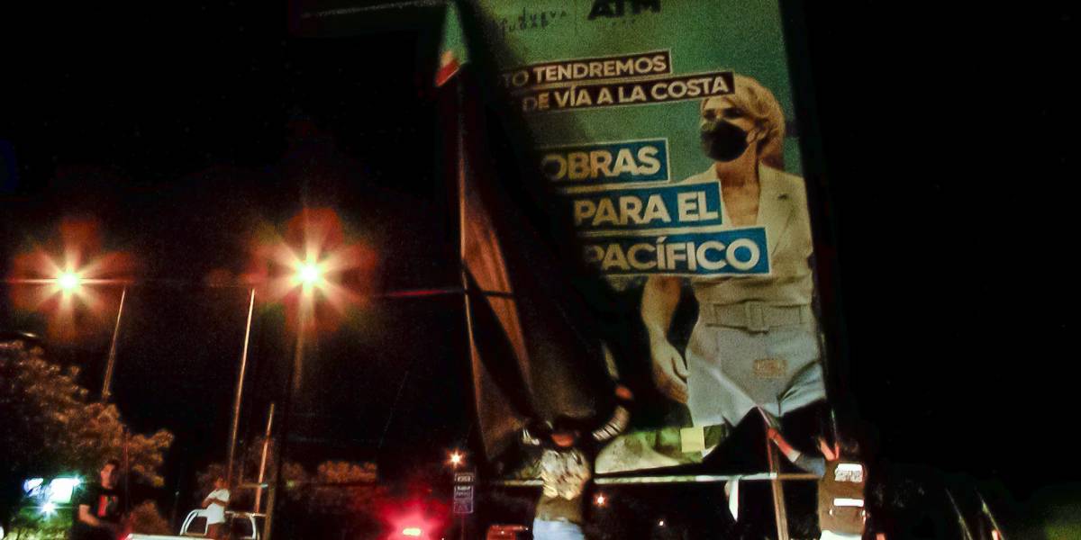 La Alcaldía de Guayaquil retira de la Vía a la Costa las vallas donde aparecía Cynthia Viteri
