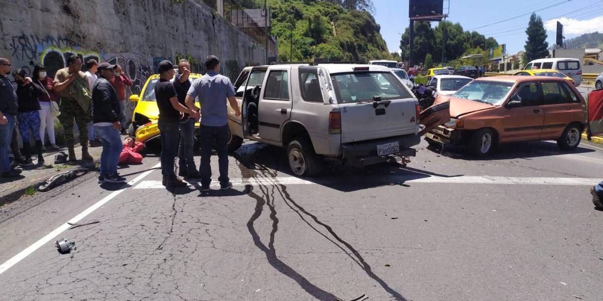 Quito: múltiple choque deja cuatro heridos en la av. Velasco Ibarra