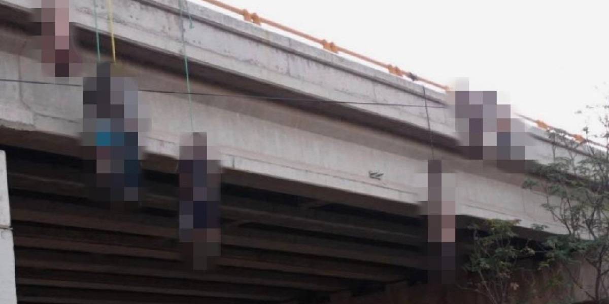Hallan diez cadáveres colgados de un puente en Zacatecas, México