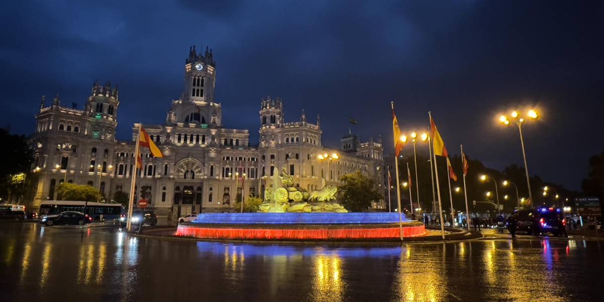 24 de mayo: edificaciones de España y Australia se iluminaron con los colores de la bandera de Ecuador
