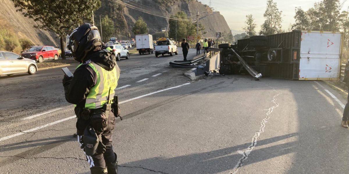 Quito: un camión se volcó en el ingreso a Zámbiza y bloquea el acceso a esa parroquia