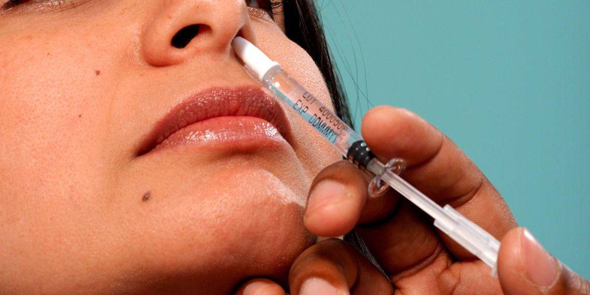 Científicos recodifican y atenúan coronavirus para crear vacuna intranasal