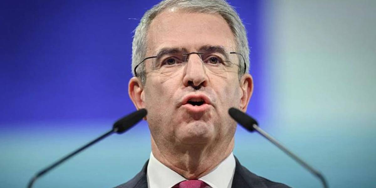 Compañía despide a su director ejecutivo tras descubrir que mantenía una relación romántica con una empleada